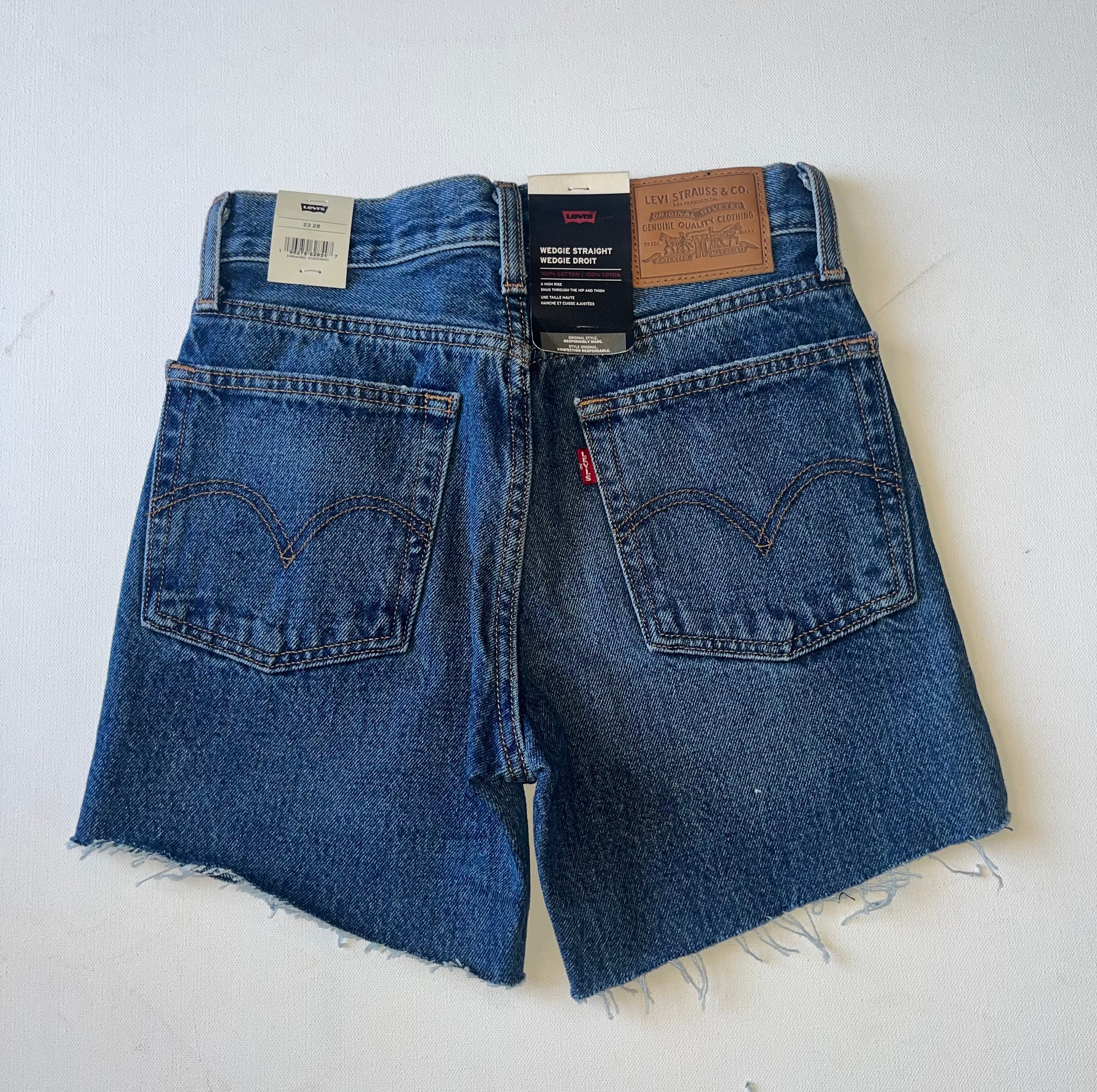 LEVI'S Wedgie Cropped Short - Carry Kerry