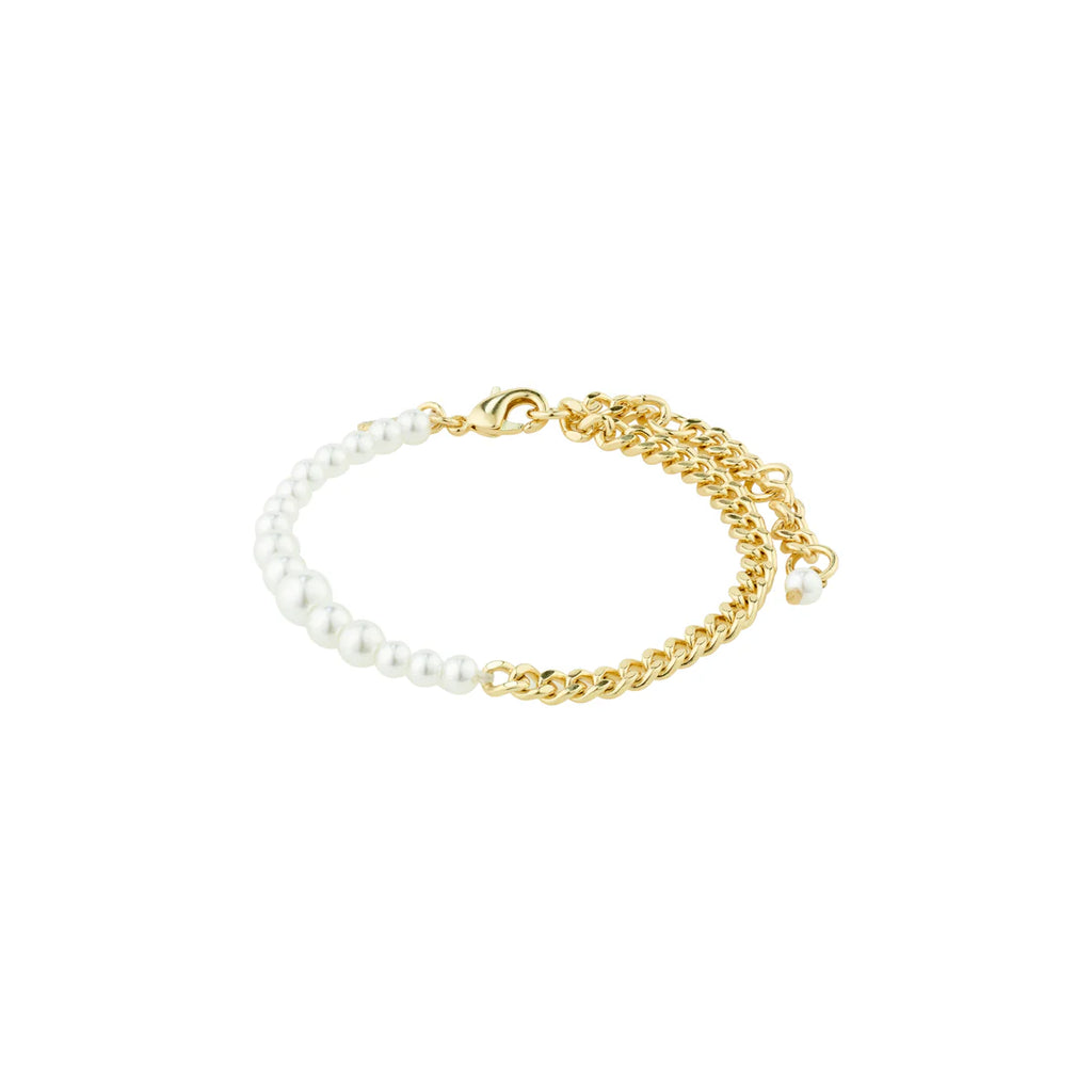 Gold plated bracelet with white beads give a light and romantic feel, combined with a chunky curb chain that adds attitude and an urban edge. 