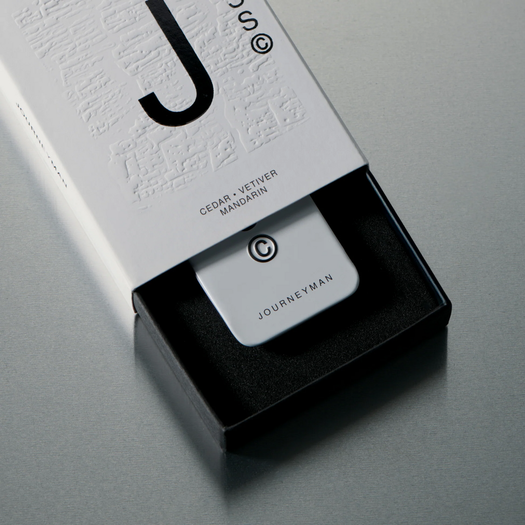 Journeyman solid cologne. Top Notes: Mandarin, Vetiver, Papaya 
Heart Notes: Cedar wood, Geranium, Nutmeg
Base Notes: Patchouli, Green Tea, Oak Moss