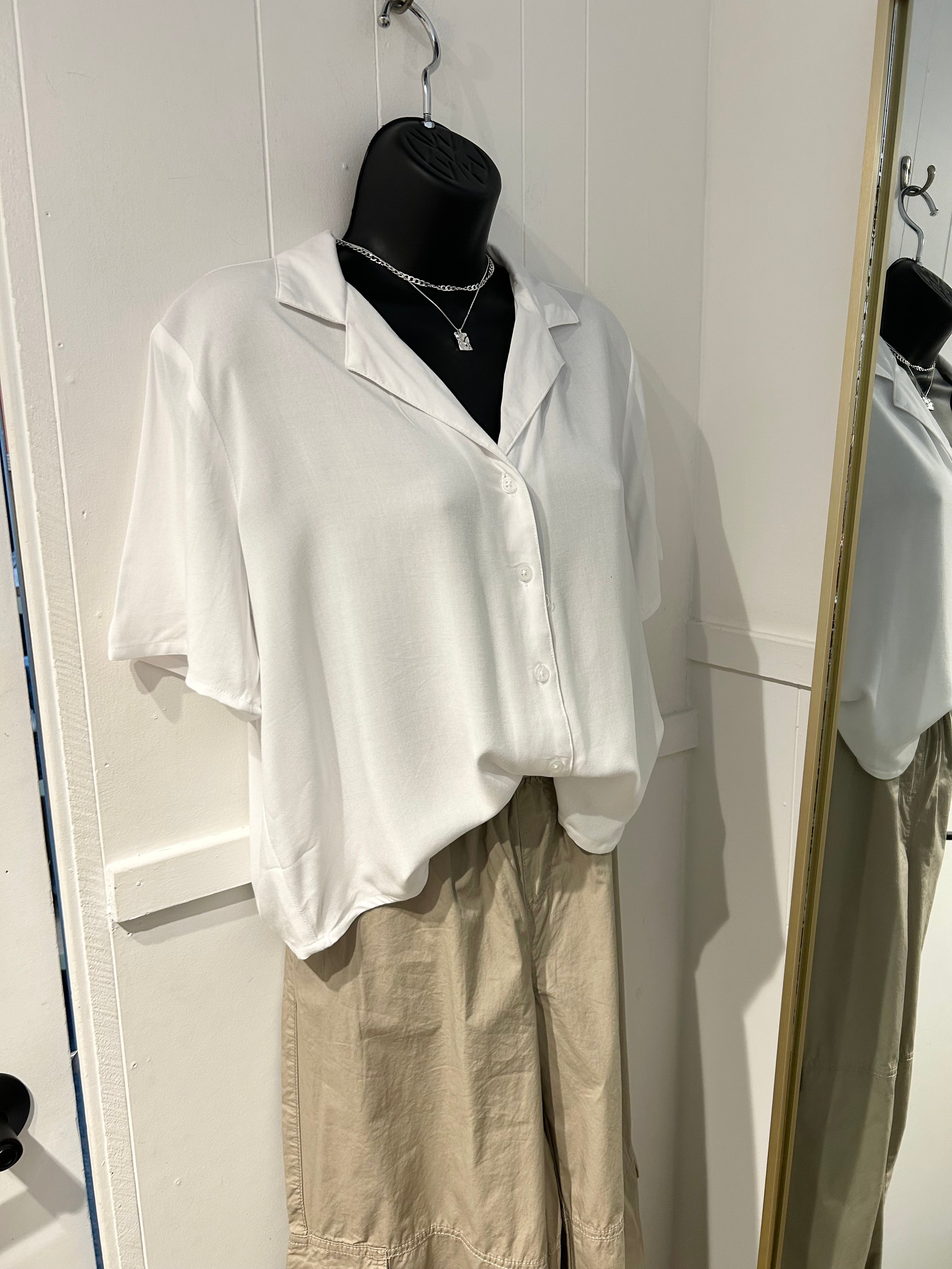 SILVER JEANS Button Front Camp Shirt