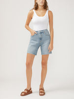 Load image into Gallery viewer, Light wash woman denim shorts . 
